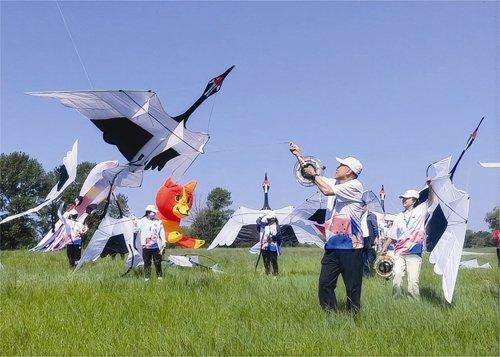 齐齐哈尔：明月岛景区举行首届风筝大赛