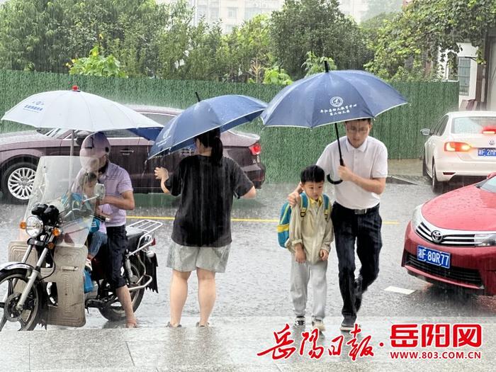 平江县幼教中心第二幼儿园：雨幕中的守护者
