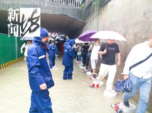 紧急通知：上海出发多趟列车停运！今天的雨有多猛？一地铁出口直接被“淹”...刚刚，雷电黄色预警又来了