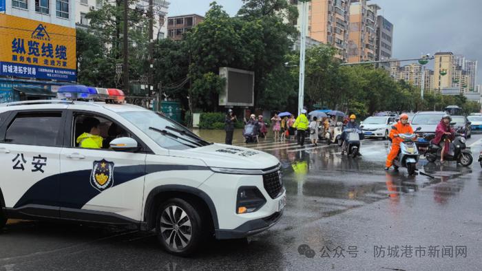 防城港 | 暴雨突降，爱心送考显温情