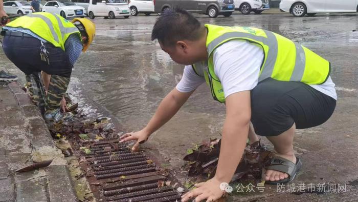 防城港 | 暴雨突降，爱心送考显温情