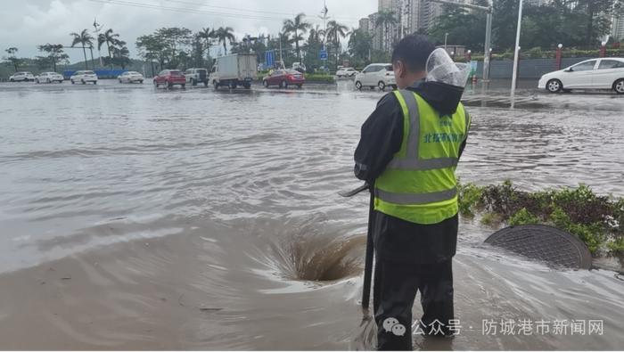 防城港 | 暴雨突降，爱心送考显温情