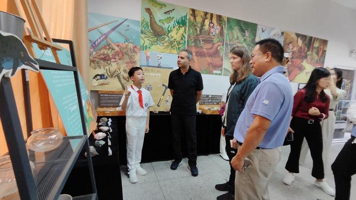 联合国教科文组织专家考察汤口中心学校校园地质博物馆
