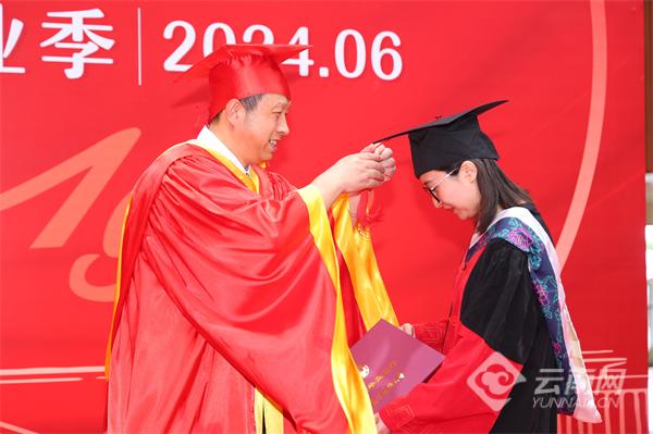 昆明医科大学举办毕业典礼送别5000余名毕业学子