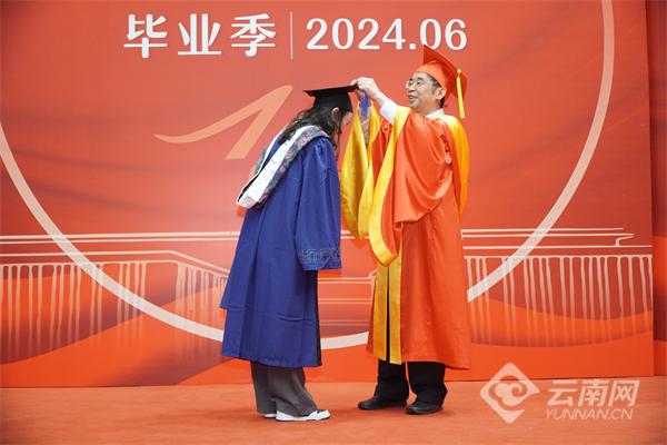 昆明医科大学举办毕业典礼送别5000余名毕业学子