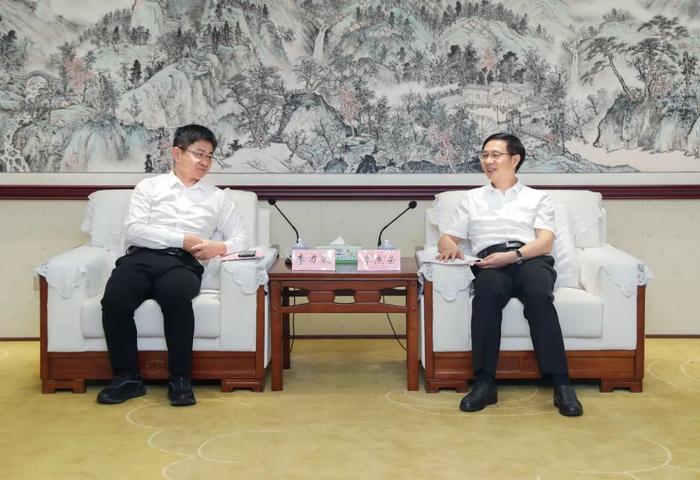 李杰云会见中国石化广西石油分公司代表、党委书记李力波