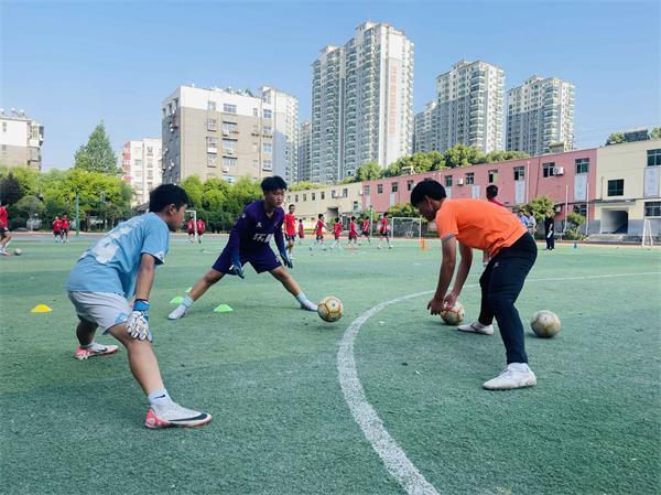 湖北省足管中心相关负责人深入经开区实验小学视导足球工作