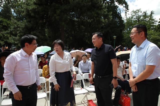 送上特别礼物！曹县汉服精彩亮相中国人民大学毕业生新人祝福活动