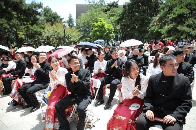 送上特别礼物！曹县汉服精彩亮相中国人民大学毕业生新人祝福活动