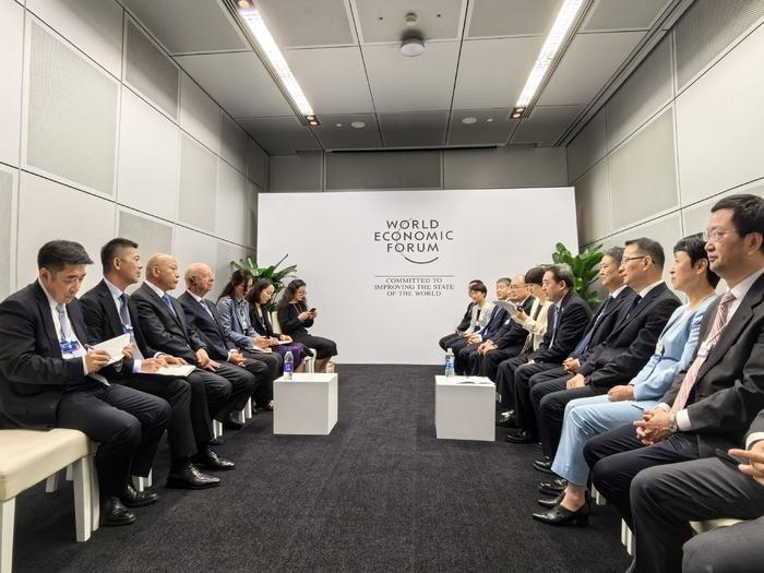 王宏志出席第十五届夏季达沃斯论坛并会见世界经济论坛创始人兼执行主席施瓦布