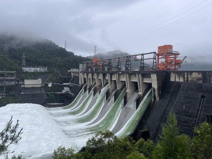 今天15时新安江水库将再次由3孔加大至5孔泄洪闸泄洪