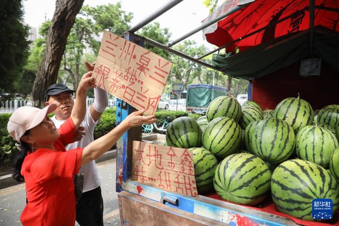 兰州：应季瓜果摊点助农增收