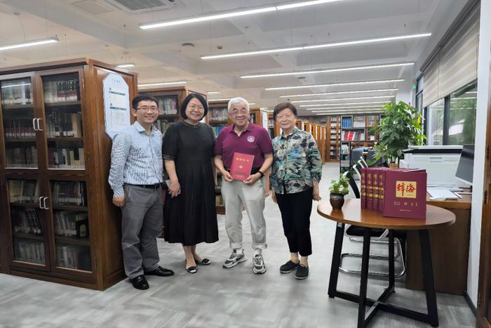 上海交通大学原副校长盛焕烨教授向人文分馆捐赠图书