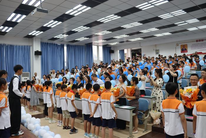 绵阳市实验小学南山校区举行2018级学生毕业典礼