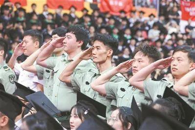 宁波大学毕业典礼上退役大学生士兵合唱《当那一天来临》——“未来的路，我们会勇敢前进”