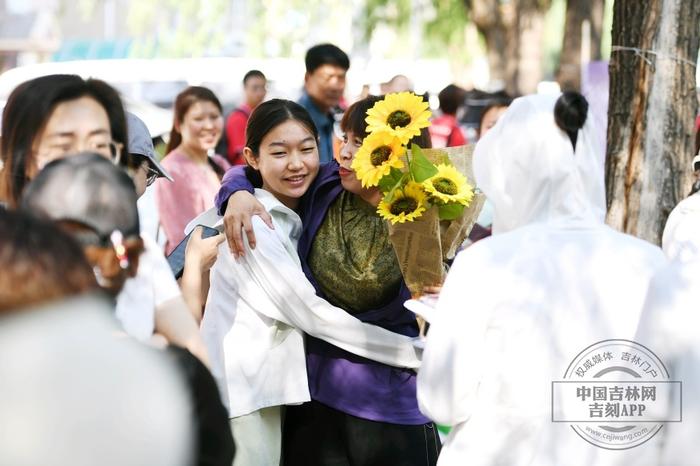 长春市中考首日：家长义务送水 祝所有考生“水到渠成”