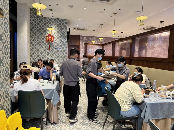 有外媒称北京上海许多餐馆周末晚上空无一人，新鲜出炉的统计数据却显示……