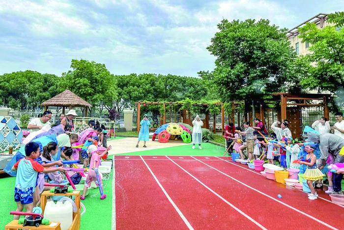 6月25日上午，松江区九谊幼儿园“戏水节”在园内大操场上拉开序幕