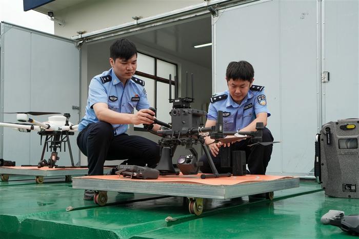 40多条巡飞航线、每周飞行350多次 奉贤公安打造无人机“空中巡警”队伍