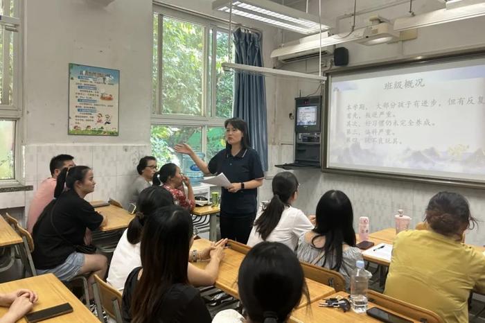 雁塔区航天小学召开期末家长会