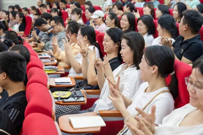 雁塔区航天小学召开期末家长会