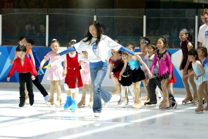 2007年4月24日,北京国贸溜冰场,陈露现场指导孩子滑冰。图/视觉中国