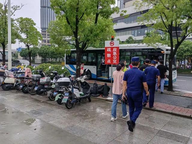 周边16家单位志愿者参与，地铁6号线举行大客流应急处置综合演练