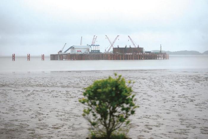 奋战梅雨天 大桥施工忙