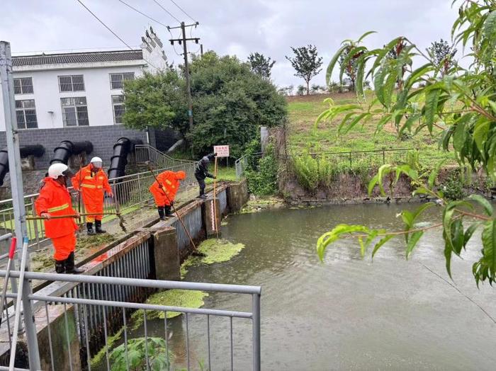 包河城管迅速联动应对雨情保畅通