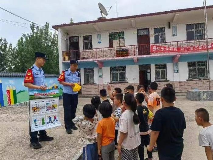 南召县太山庙乡安庄小学爱路护路安全教育