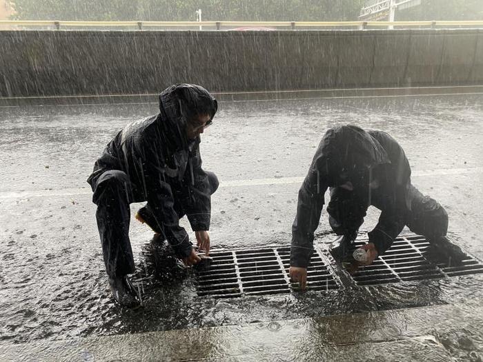 包河城管迅速联动应对雨情保畅通