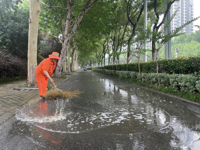 包河城管迅速联动应对雨情保畅通