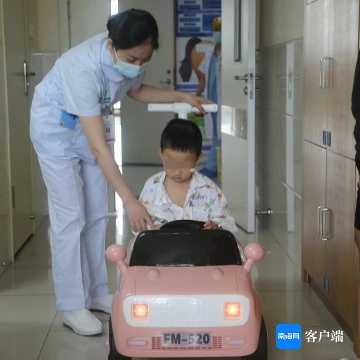 降低小儿术前焦虑 三亚这家医院将游乐场“小红车”开进手术室