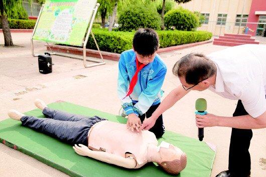 薛城区邹坞镇洪村小学开展心肺复苏演练 筑牢生命防线