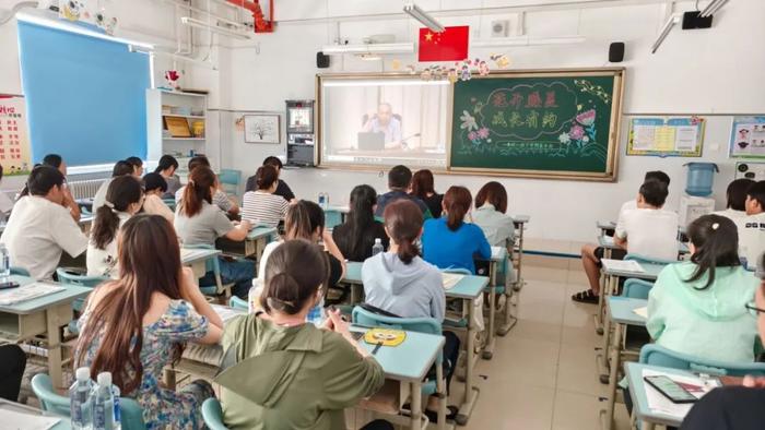 雁塔区航天小学召开期末家长会