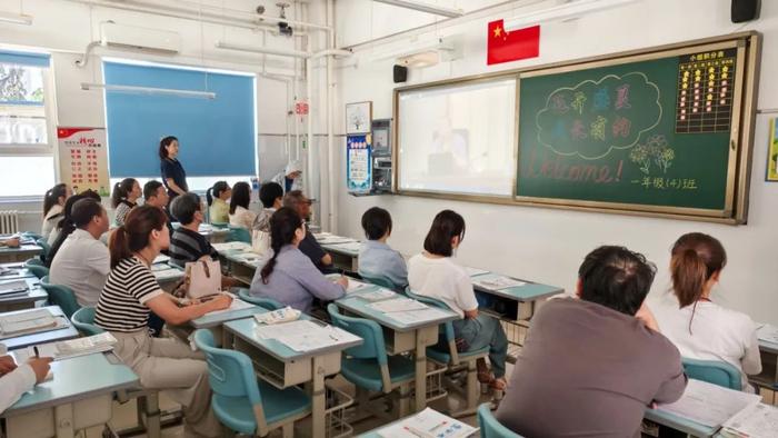 雁塔区航天小学召开期末家长会