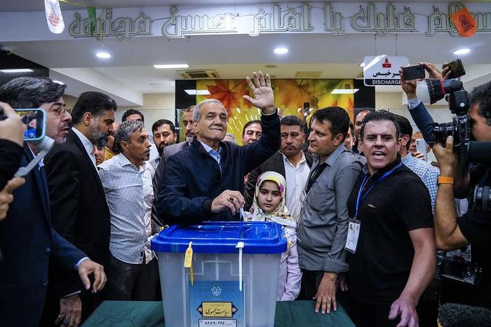 首轮投票结果出炉，伊朗新总统“选而未决”