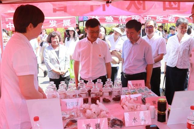 百人八段锦现场表演，展示中医药魅力