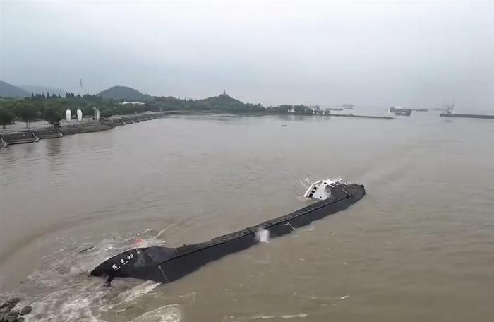 长江南通段两船碰撞致2人落水失联，当地：失联人员仍在搜救，沉船正在打捞