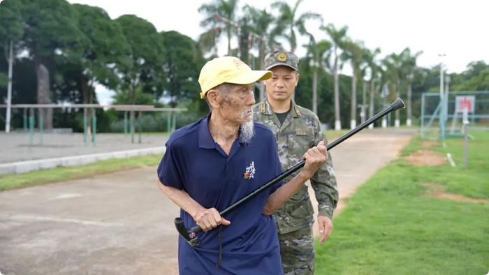 99岁抗战老兵拿起新装备，网友：这眼神！这气势！