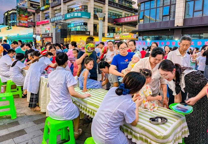 专家义诊进夜市 重庆“夜市健康摊位”引市民追捧