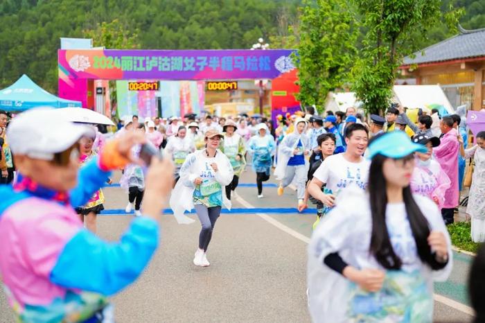 2024丽江泸沽湖女子半程马拉松激情开跑！