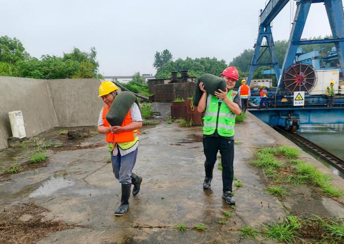 风雨逆行！这是他们的“防汛剪影”→