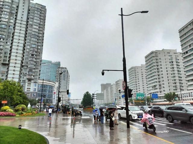 今日暴雨雷电交加！雨水会影响明日通勤吗？