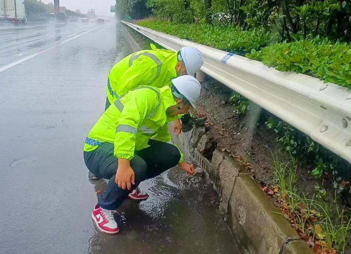 风雨逆行！这是他们的“防汛剪影”→