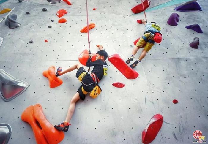 攀岩进商圈，近300名“攀登少年”齐聚泉城，激发体育消费新能量