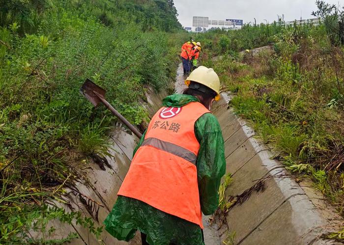 风雨逆行！这是他们的“防汛剪影”→