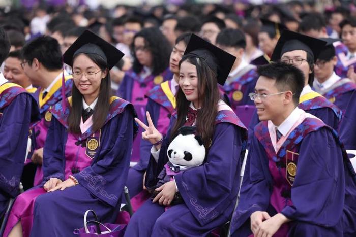 清华大学三千余本科生迎来毕业典礼，奥运冠军杨倩顺利毕业