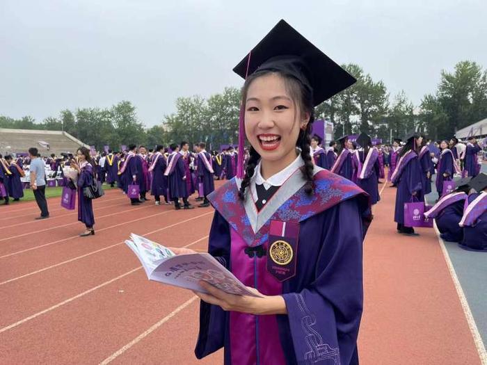 清华大学三千余本科生迎来毕业典礼，奥运冠军杨倩顺利毕业