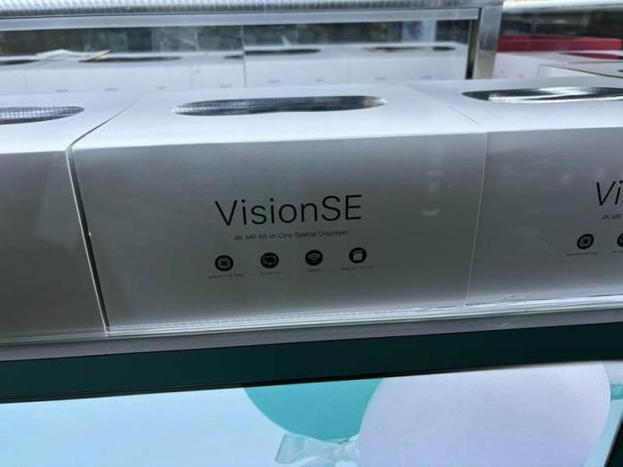 苹果Vision Pro国行发售：门店体验排到一周后、安卓版现身华强北